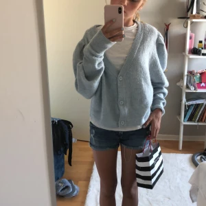 Ljusblå kofta - En så gullig kofta med små puffiga armar, storlek är fientliges large men den är väldigt liten i storleken så skulle säga att den passar s-m också.💕