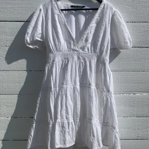 Klänning - Säljer min klänning från zara då den inte kommer till användning! Storlek L men passar som en M då den är lite liten i storleken.