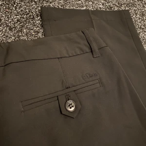 Svart vida kostymbyxor  - Svarta vida kostymbyxor Mått kan ges privat.