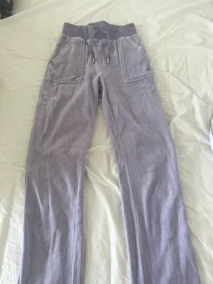 Juicy byxor - Super fina ljus lila juicy byxor , inte använda mycket alls . Köptes på raglady för 1100, Storlek Xs💕 Köparen står för frakten✨