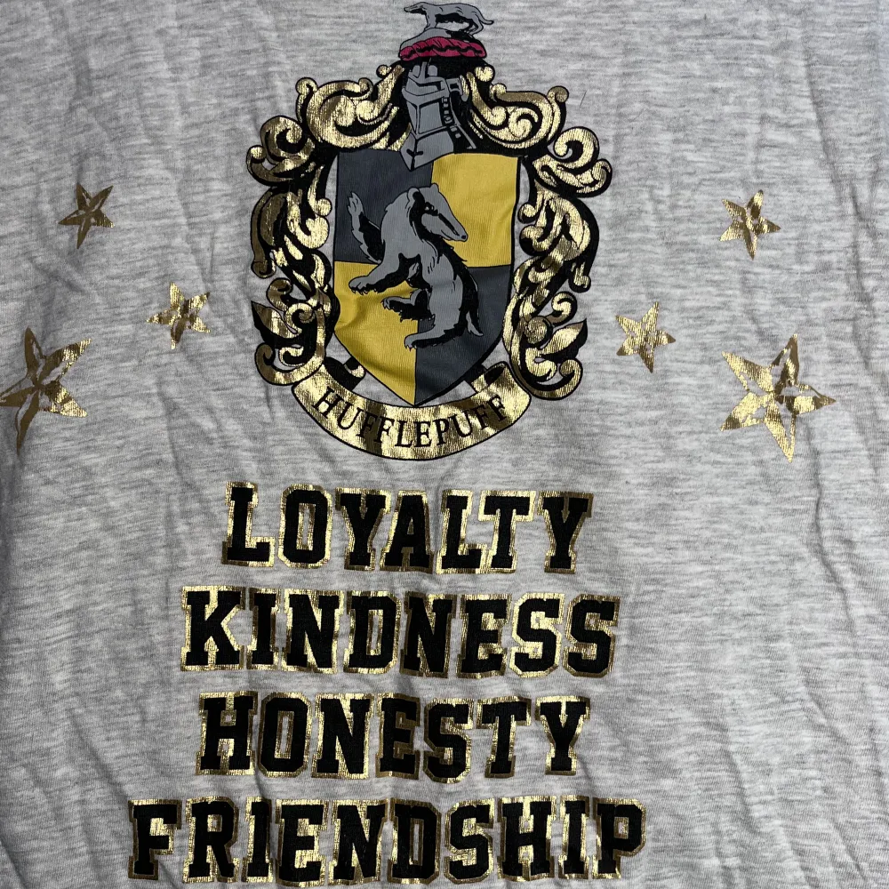 Harry Potter- hufflepuff pyjamas tröja från Primark💛⚡️🦡. T-shirts.