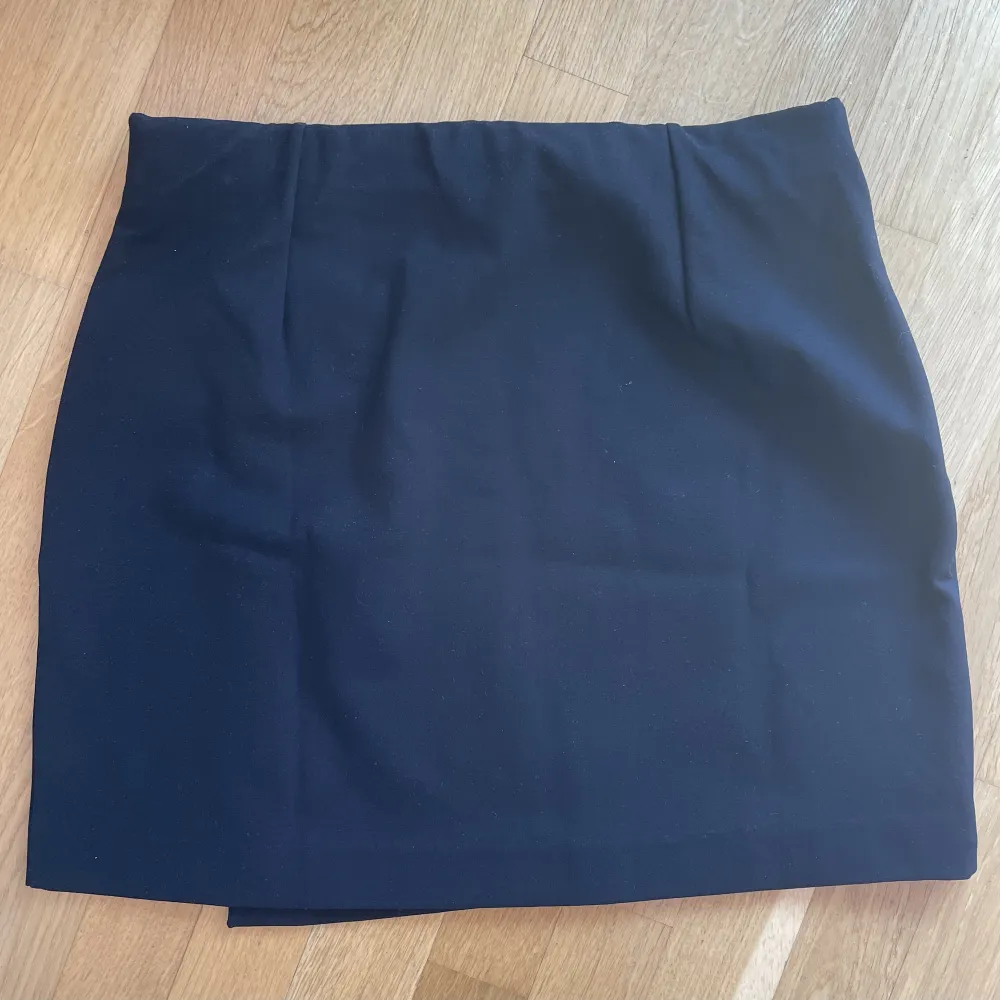 Black Wrap skirt från Residus, aldrig använd, originalpris 895kr.  Kjolen är svart som på sista bilden. 🖤. Kjolar.