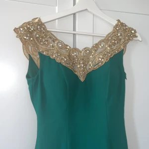 Bröllopsklänning/ festklänning  - Använd en gång. Storlek 34 passar även en större 32 samt 36:a. 