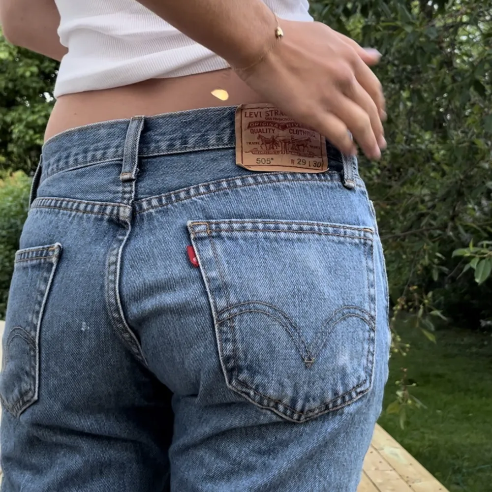 Levis jeans 501. Klippt hål i dem. Stl 38. . Farkut & Housut.