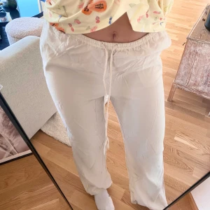 Beige Sommarbyxor - Luftiga och härliga byxor nu till sommaren. Storlek Medium, endast använda en gång så i toppenskick! 🍉
