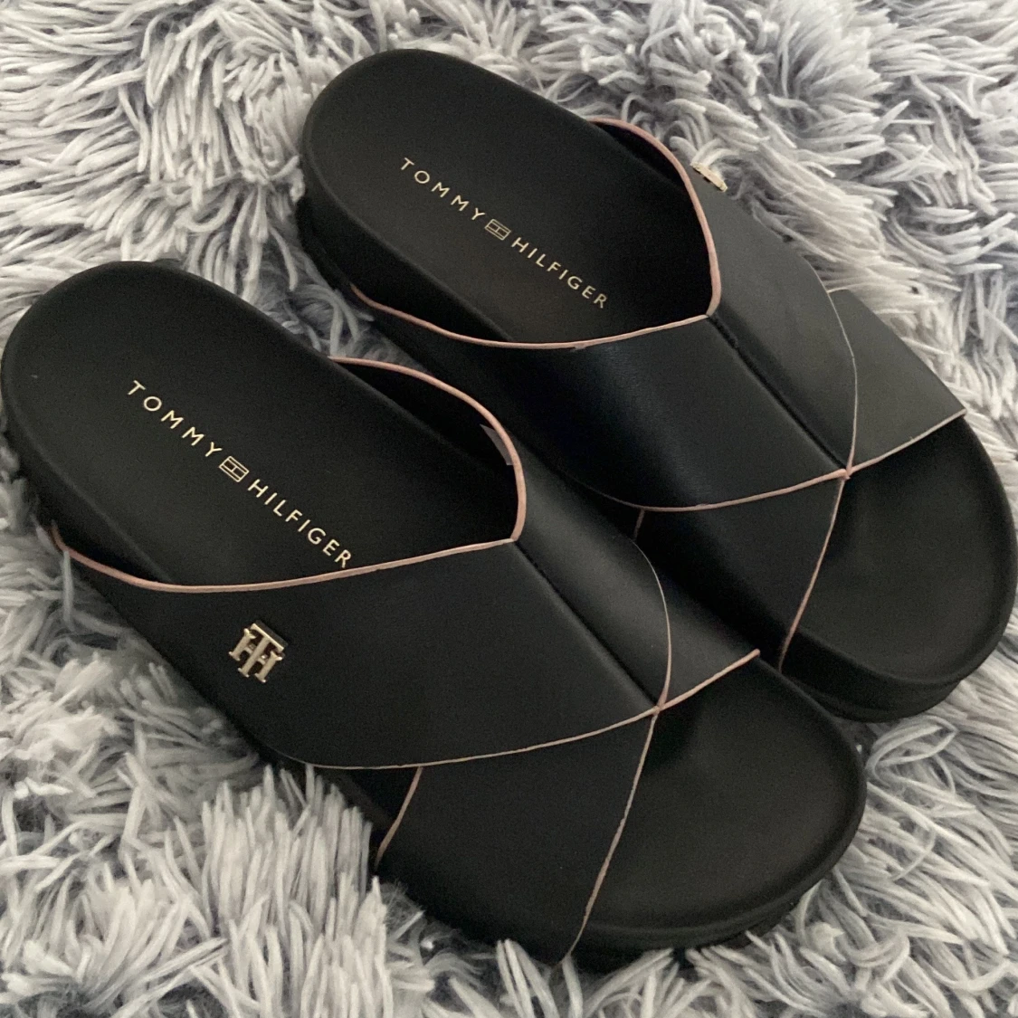 Mörkblåa Tommy Hilfiger tofflor - 90