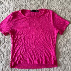 Rosa T-shirt i croppad modell. Från Boohoo, använd 1 gång. I nyskick. Lite ljusare rosa färg än på bilden 😇
