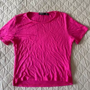 Rosa T-shirt i croppad modell. Från Boohoo, använd 1 gång. I nyskick. Lite ljusare rosa färg än på bilden 😇