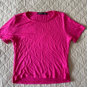 Rosa croptop - Rosa T-shirt i croppad modell. Från Boohoo, använd 1 gång. I nyskick. Lite ljusare rosa färg än på bilden 😇