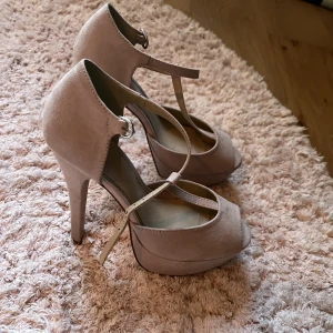 Beiga klackaskor  - Beiga klackskor i storlek 36. Använda 1 gång. Är i mycket fint skick.