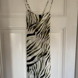 Zebra klänning - Zebramönstrad klänning från Shein! Så snygg men kommer inte till användning
