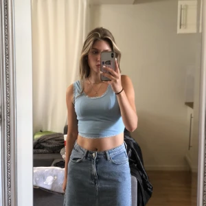 Blå topp med spetts  - Söt blå topp med spätts!!