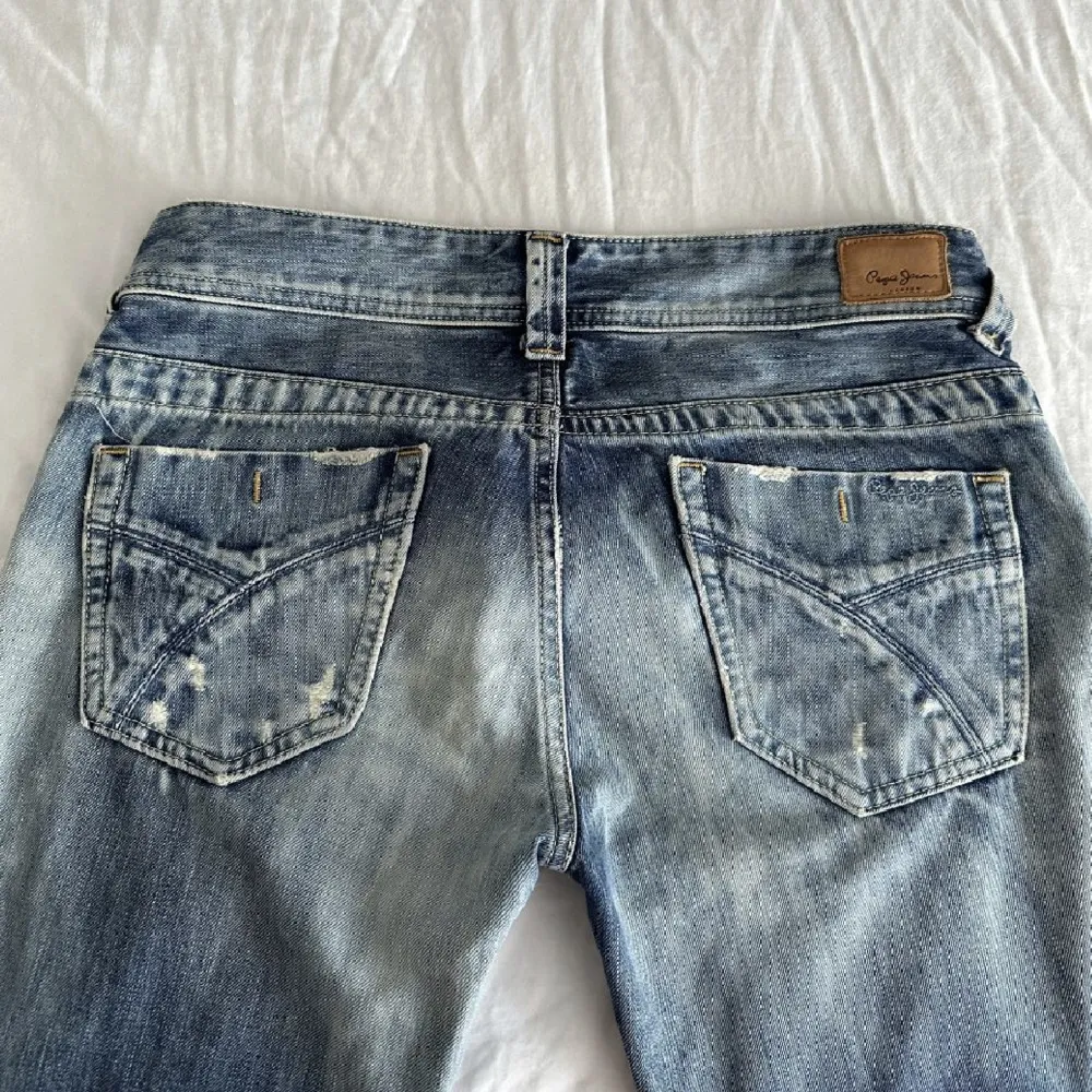 Säljer dessa vintage pepe jeans som jag köpte här från plick men tycker ej de passar på mig, bilder är lånade från hon jag köpte dem av💗. Jeans & Byxor.