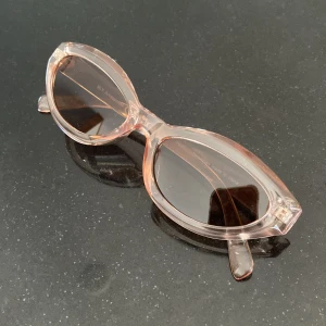 Cateye Solglasögon  - 100 % UV-skydd. Aldrig använda. 