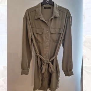Klänning BikBok - Skjortklänning från Bikbok i storlek 38/M. 🌸 Väldigt bra skick 