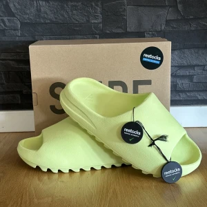 Yeezy Slide Glow Green - De skönaste tofflorna man kan ha på sommaren! Använda fåtal gånger Skicka DM för mer info