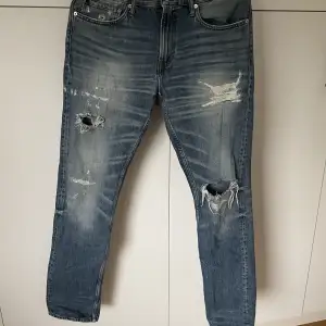32 x 32 Calvin Kleins jeans straight fit. Fortfarande bra skick trots använt under åren, aldrig tvättade över 30 grader. Normal passform