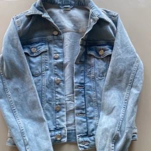 Blå jenas jacka  - Säljer pogrund av att den inte kommer till andvändning och att den är för liten 