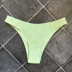 Bikinitrosa  - Limegrön bikiniunderdel i mycket fint skick  Använda endast en gång