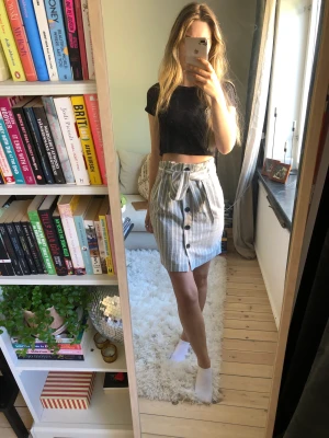 paper-bag skirt - inget att anmärka på skicket 