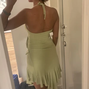 Grön klänning - Klänningen är i bra skick, prislappen är kvar. För referens är jag 168 cm lång och har storlek S. Klänningen är väldigt stretchig. passar perfekt till sommaren.