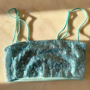 Turkos paljettopp - Turkos paljettopp från Gina Tricot i storlek S. Använd 1 gång. Nypris 299 kr. 