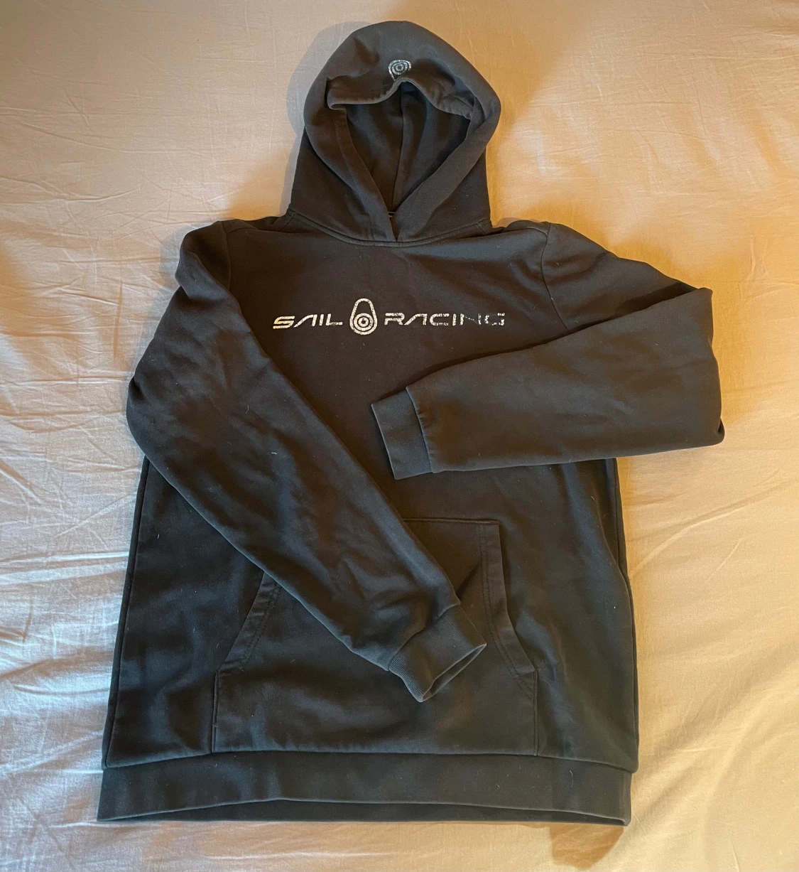 Svart Sail Racing hoodie