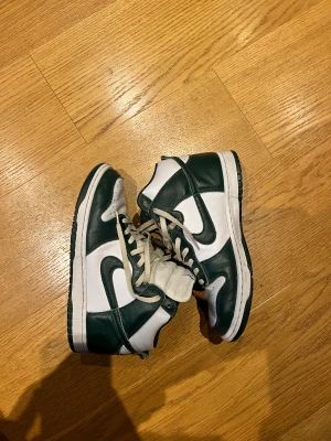 Nike dunk high spartan green - Nike dunk high spartan green storlek 42