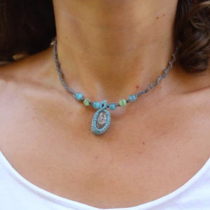 Handgjort kristallhalsband - Unikt handgjort kristallhalsband gjort med naturliga kvarts- och kattögastenar. Gjord i macrameteknik med tålig vaxad tråd.  Justerbar storlek. 