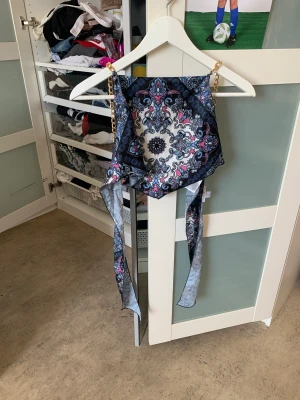 bandana top - Så gullig bandana topp. Bara använt en gång! Perfekt för sommaren, väldigt tunn men inte see through och så fina färger. 