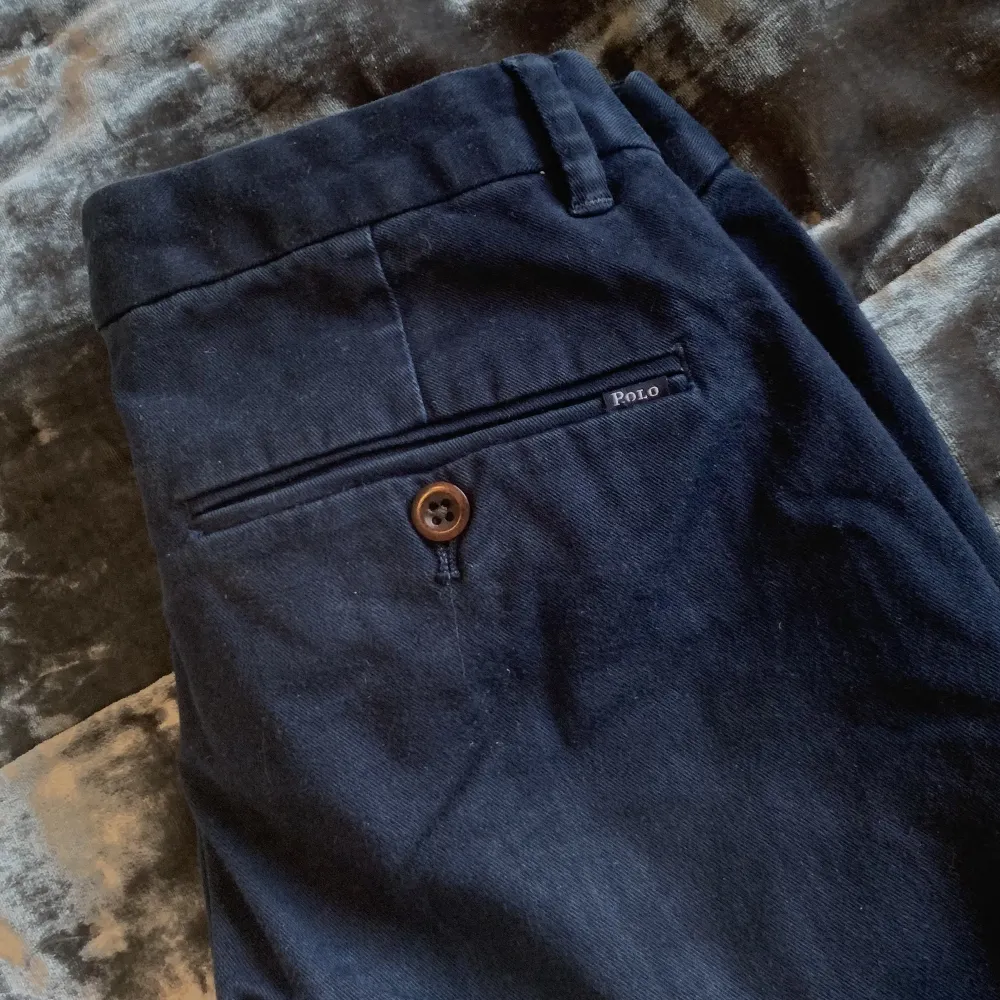 Mörkblå chinos av märket Ralph Lauren i storlek 2. Använda men i mycket bra skick.💞💛. Jeans & Byxor.