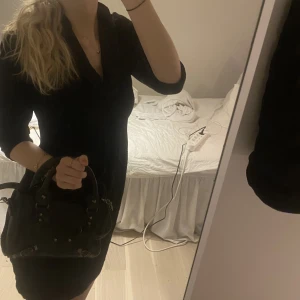 Svart klänning - Snygg svart klänning, perfekt till utgång eller fest! Frakt tillkommer 💓