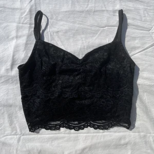 Svart spetstopp - Svart kort spetstopp söt nu till sommaren i bra skick 💞