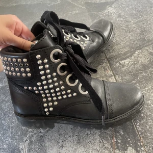 Zadig & Voltaire boots - Zadig & Voltaire boots med nitar som är i bra skick och köptes år 2022, skorna är superskönt och är i bra skick. Ord pris 2499