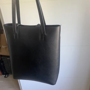 Väska  - Säljer en jätte fin väska som passar perfekt om man vill ha med sig lite mer grejer. Funkar jätte bra som Skol väska💕