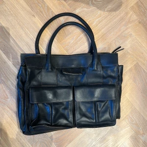 Vintage väska - Köpt på Sellpy så osäker med detaljer oså. Ej använd av mig. Märket är LUPO. 