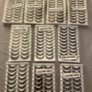 Fransar - 150KR FÖR ALLA/20KR PER FÖRPACKNING!!!!!! Säljer dom här fransarna från Shein. 10 förpackningar så det blir 100 par fransar sammanlagt! Skicka meddelande för närmare bilder på fransarna!! 