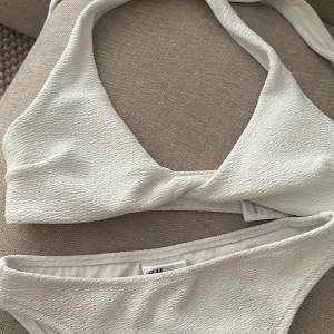 Bikini - Bikini sett från hm. Båda kan köpas separat men annorlunda pris då. Vit och bekväm❤️