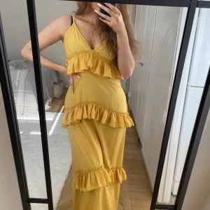 Klänning - Gul sommarklänning💛 Med fina volanger! Använd endast 2 gånger