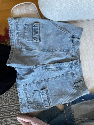 Jeans shorts - Ett par jeans shorts i mycket bra skick. Är köpta second hand med det står high sierra på lappen.  Frakt tillkommer, köparen bestämmer om spårbart eller inte
