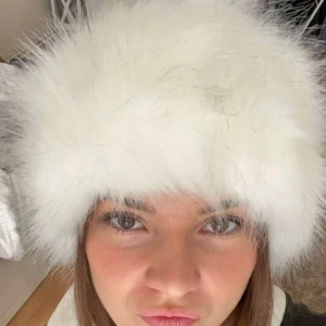 Vitt fluffigt ”hårband” - Detta så mysiga hårband som jag använt som en mössa!!! Vet ej vart det är ifrån då jag köpte det här på plick för ett tag sen 🫶🏼
