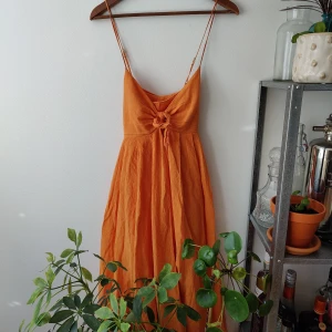 HM klänning  - Den populära HM klänningen i storlek M. Jättefin stor kjol med rätt stor med tight urringning, sitter väldigt bra. 