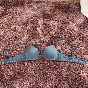 Calvin Klein bh - Blå-grå Calvin Klein Bh, push up, helt oanvänd.