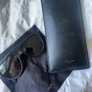 Celine solglasögon - Skitsnygga Celine solglasögon som tyvärr inte riktigt passar mig. Bra skick😊🫶❤️ nypris runt 3000.