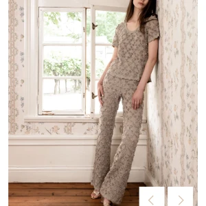 Ida Sjöstedt set  - Säljer detta Ida Sjöstedt set: Level trousers i sage green och matchande topp till. Nypris 4000kr totalt. Helt slutsålt på hemsidan. Vid snabb affär kan priset diskuteras. 