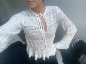 Blus från zara - Så fin blus från zara med vida armar och liknande mesh. Slutsåld! Använd 2 gånger💕 