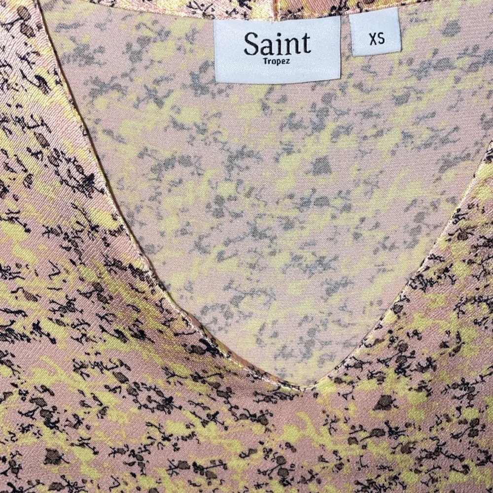 Jättefin saint tropez tröja i nyskick, knappt använd och i väldigt bra kvalitet. Köparen står för frakten och pris kan diskuteras 💗💗. Blusar.