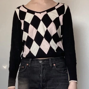 Långärmad rutig tröja - Jättefin långärmad tröja med rutmönster i vitt, rosa och svart 😍