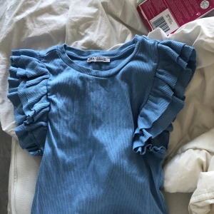 Blå zara topp - Köpte den förra sommaren, andvänt 3 gånger. Inga fläckar eller hål🫶🏼