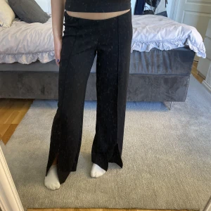 Svarta kostymbyxor  - Kostymbyxor med slits från Gina tricot, stl xs